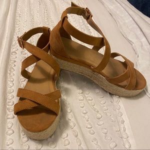 Platform strappy sandals in tan/brown